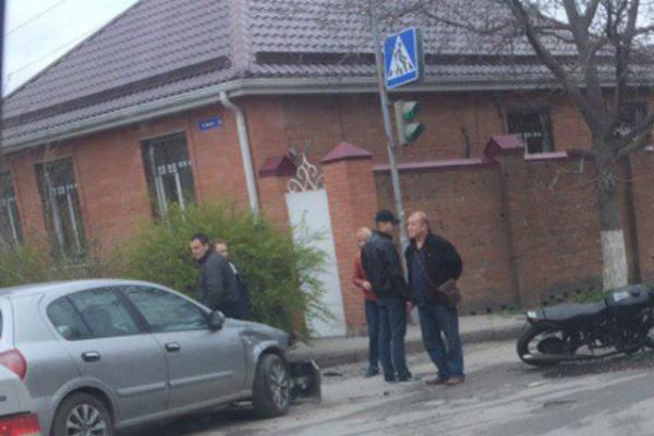 Байкер пострадал в ДТП в Ростове, на Мадояна и 5-й кольцевой — пробки